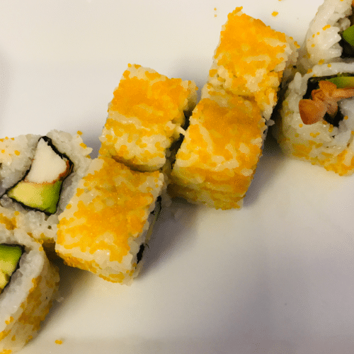Uramaki mit Garnelen, Avocado, Mayonnaise und Kaviar