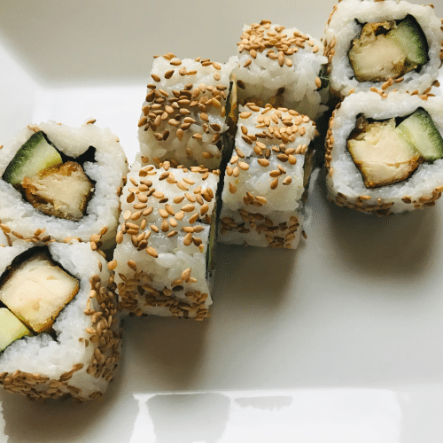 Uramaki mit gebratenem Hähnchen, Gurke und Sesam