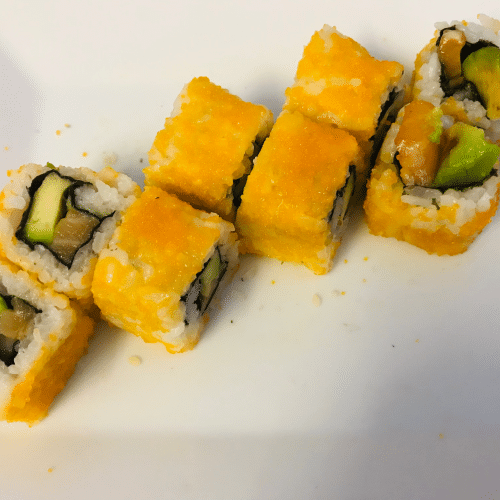Uramaki mit Lachs, Avocado und Kaviar