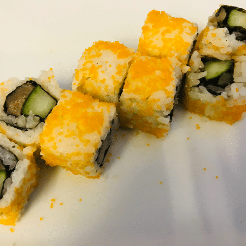 Uramaki mit Thunfisch, Gurke und Kaviar