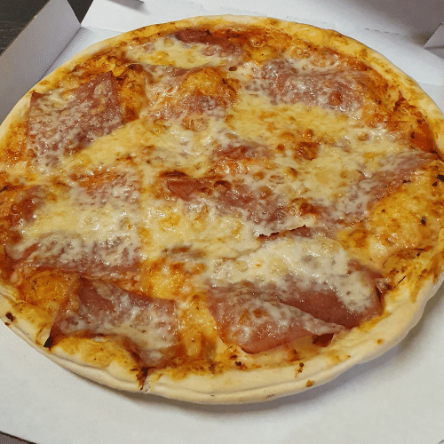 Pizza mit Rindersalami und Putenschinken