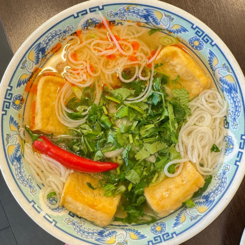 Pho Tofu mit Brei Reisnudeln, Koriander, Frühlingszwiebeln