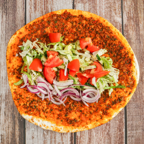 Lahmacun mit Salat und Sauce nach Wahl