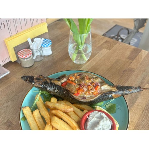 Makrele gefüllt mit Gemüse und dazu Pommes frites