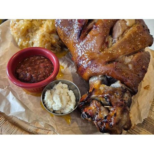 Schweinshaxe mit geschmortem Kraut und Kartofel