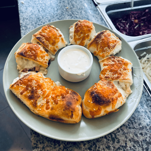 Pizzabrötche mit Käse und einer Zutat nach Wahl