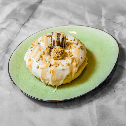 Premium Donut White Bueno mit Weißer Schokoladen Glasur