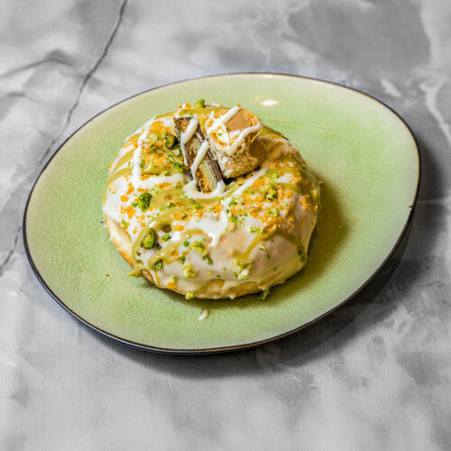 Premium Donut Dubai Style mit Weißer Schokoladen Glasur