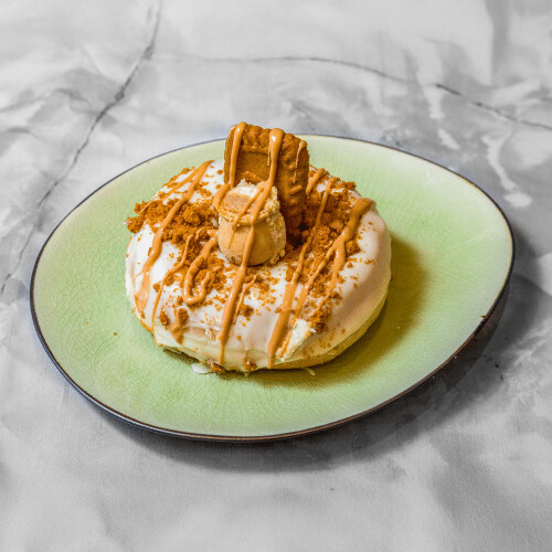 Premium Donut Lotus mit Weißer Schokoladen Glasur