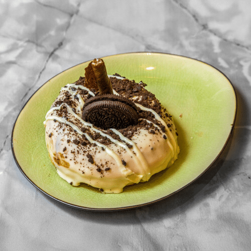 Premium Donut Oreo mit Weißer Schokoladen Glasur