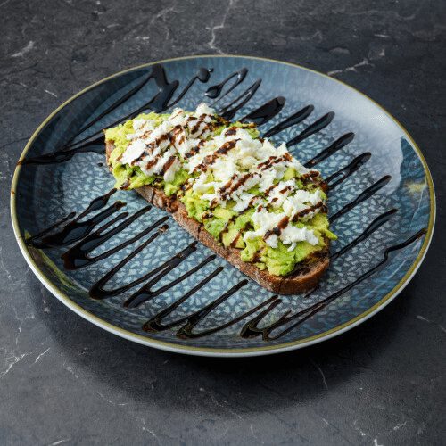 Frische Avocado-Burrata-Bruschetta