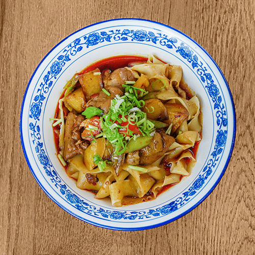 Bandnudeln mit würzigem, nach Xinjiang-Art sautiertem Huhn