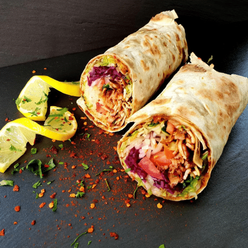 Lahmacun mit Dönerfleisch, Weichkäse, Salat