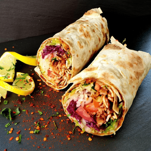 Lahmacun mit Salat, Weichkäse