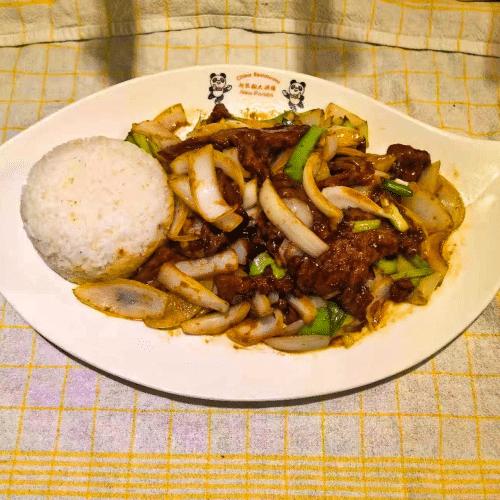 Gebratenes Rindfleisch mit Zwiebeln