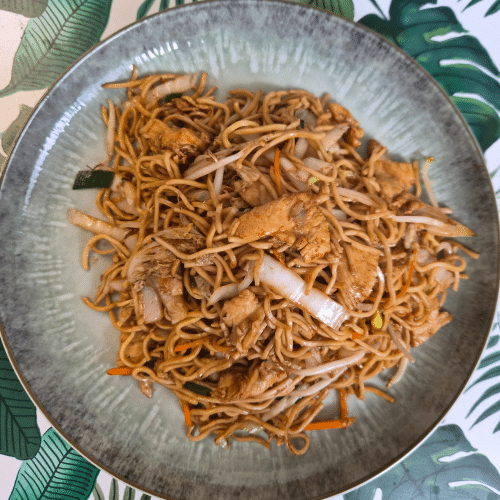 Gebratene Nudeln mit Hühnerfleisch