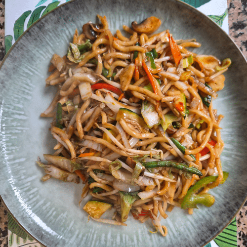 Gebratene Udon-Nudeln mit Gemüse