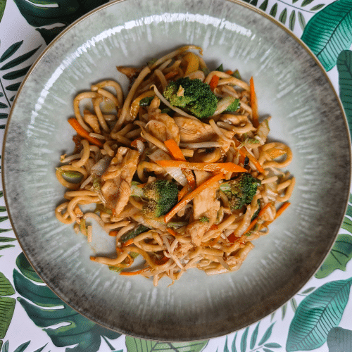 Gebratene Udon-Nudeln mit Hühnerfleisch