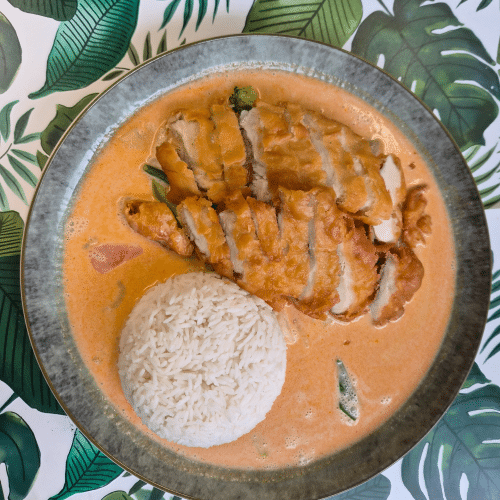 Knusprige Hühnerbrust mit Thai Rot Curry und Kokosmilch (scharf)