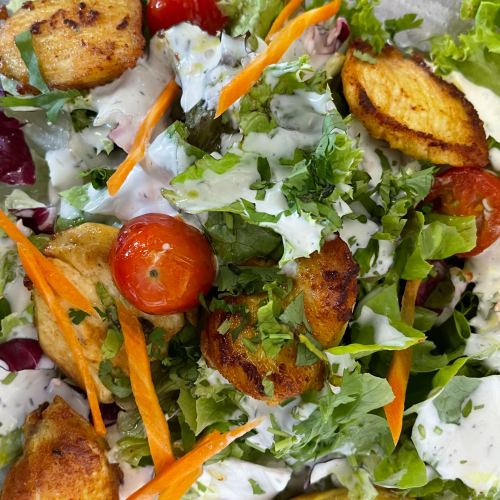 Grüner Blattsalat mit Hähnchenbrustfilet