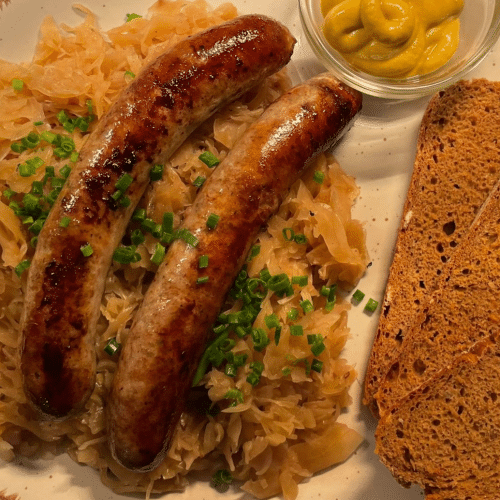 1 Paar Silvaner-Bratwürste mit Weinsauerkraut und Sauerteigbrot