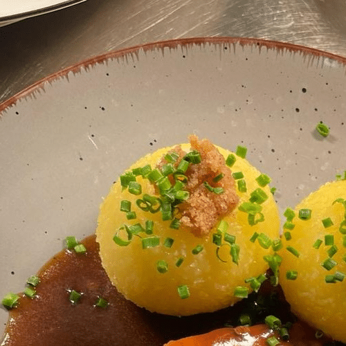 Kartoffelkloß mit Bratensoße