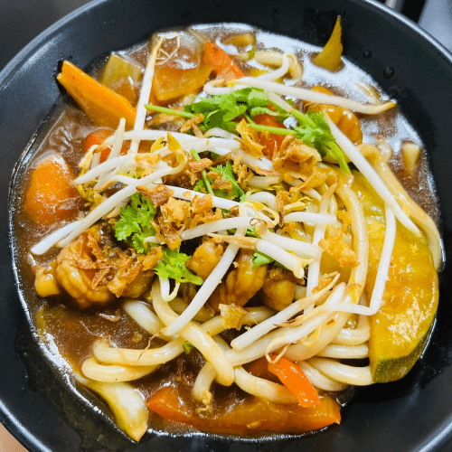 Udon Nudeln mit Hühnerfleisch - Pikante Soße