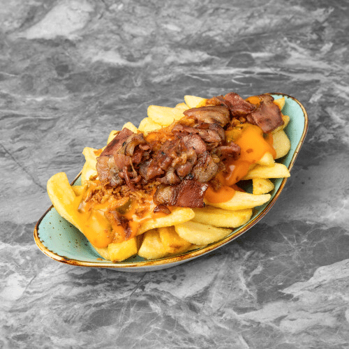 Steak-House Fries mit Chili-Cheese Sauce, Röstzwiebeln und Bacon