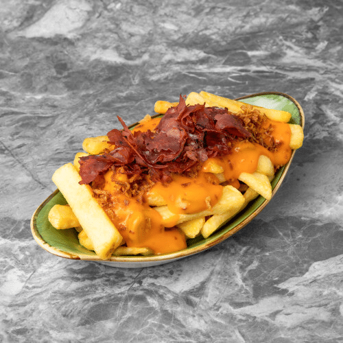 Steak-House Fries, Chili-Cheese, Röstzwiebel und Rinderschinken