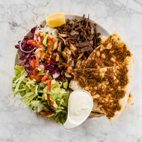 Lahmacun mit Salat