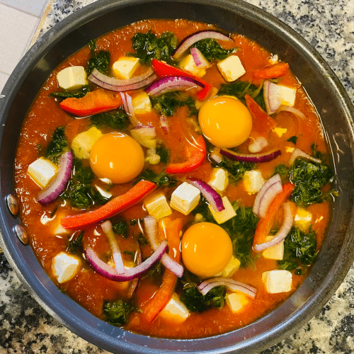 Shakshuka mit Spinat und Hirtenkäse