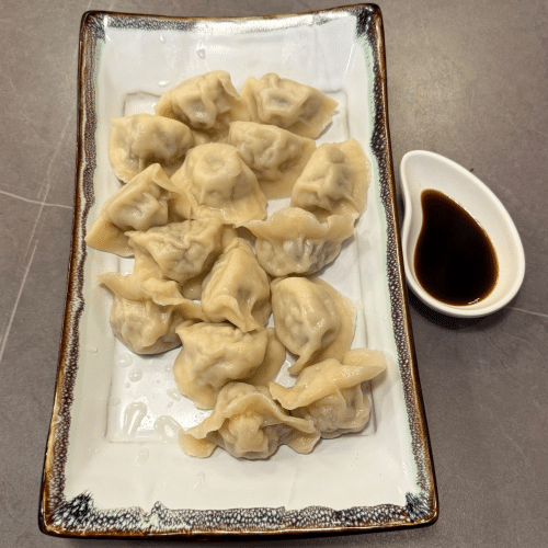 Jiaozi mit Schweinefleisch, Garnelen, Ei und Schnittlauch