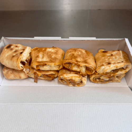 Gefüllte Pizzabrötchen mit Gyrosspieß und Käse