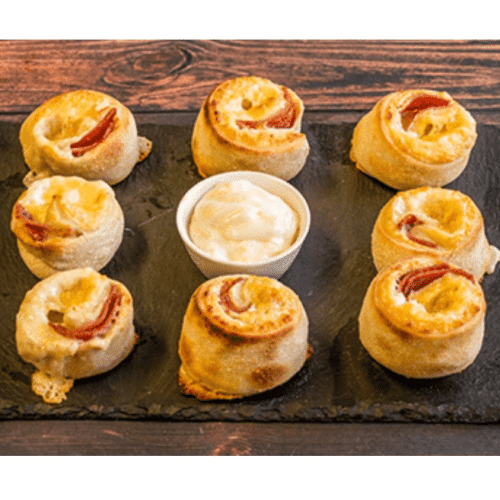 Gefüllte Pizzabrötchen mit Schinken und Käse