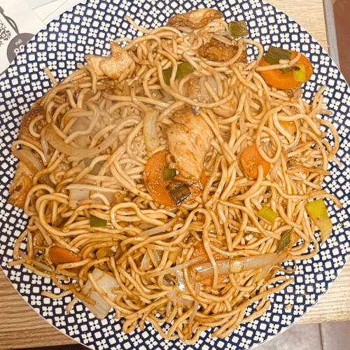 Gebratene Eiernudeln mit Hühnerfleisch, Gemüse