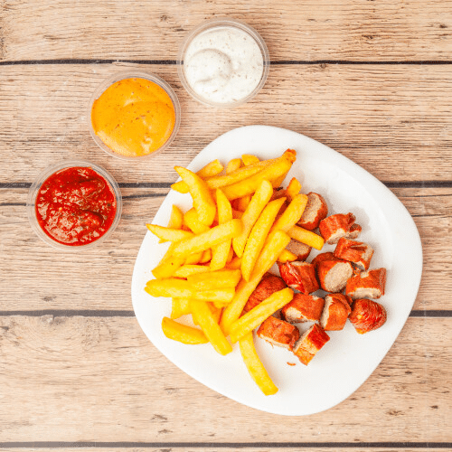 Pommes frites mit Currywurst