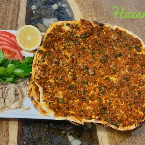 Lahmacun mit Salat und Soße