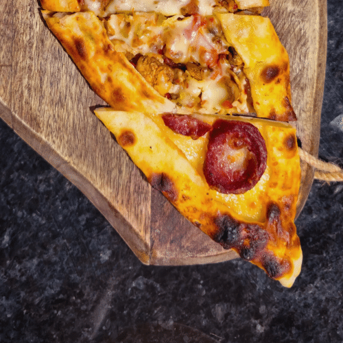 Pide mit Sucuk und Käse