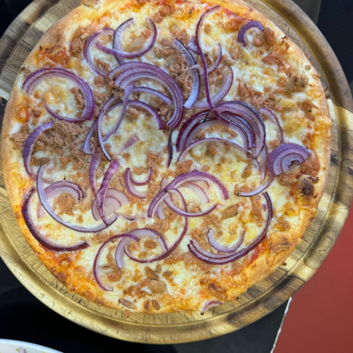 Pizzablech mit Salami und Formfleischvorderschinken, Thunfisch