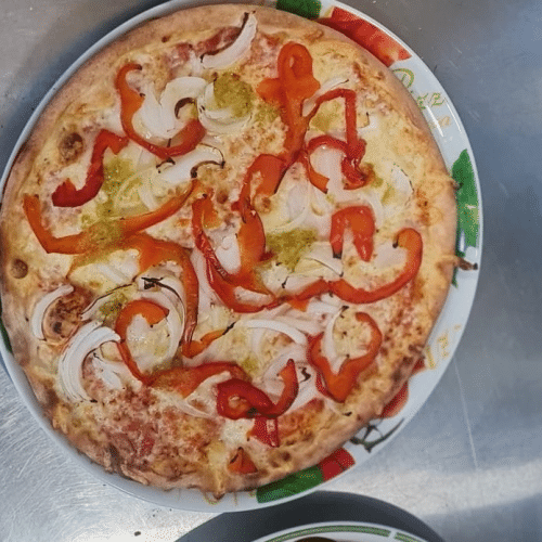 Pizzablech mit Salami und Formfleischvorderschinken