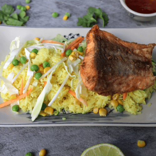 Gebratener Reis mit gebackenem Fischfilet