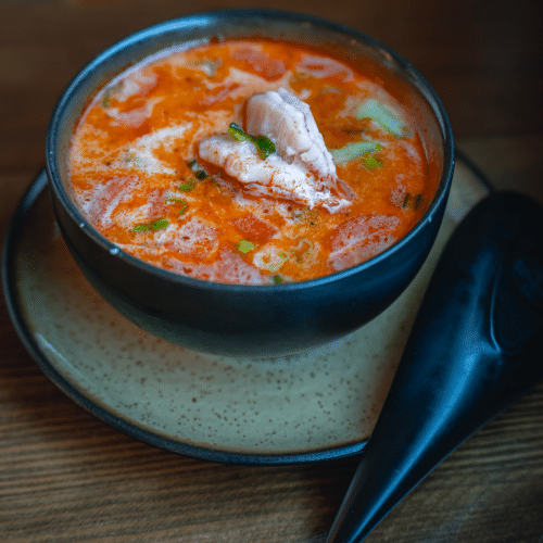 Suppe mit Kokosmilch und Hühnerfleisch