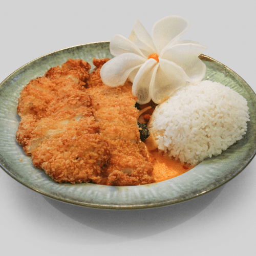 Panierte Hühnerbrust mit Gemüse und Currysauce