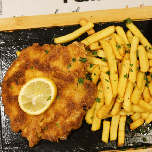 Frisch paniertes Schnitzel