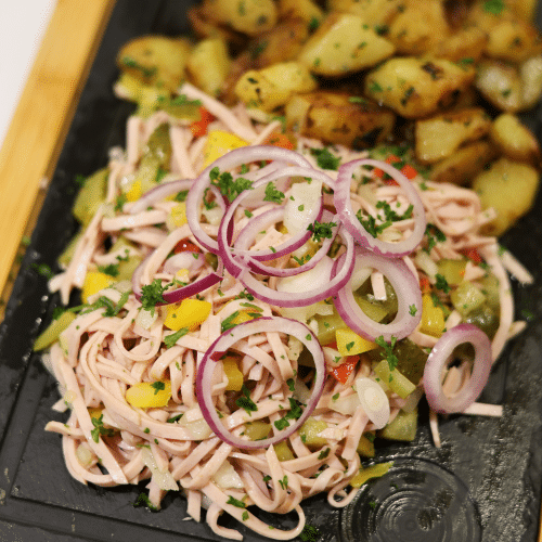 Hausgemachter Wurstsalat - mit Bratkartoffeln