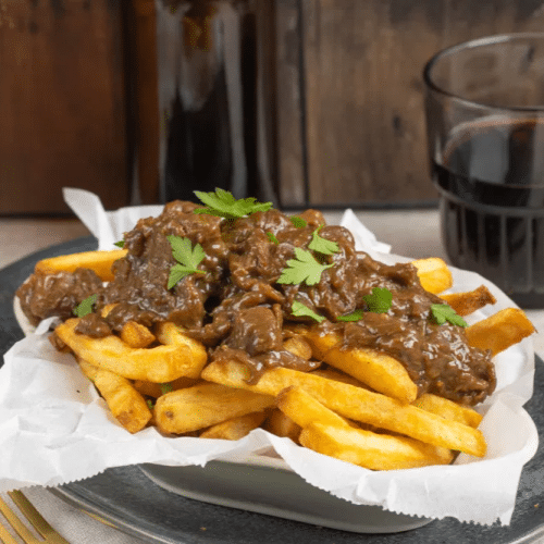 Pommes Frites mit Zuurvlees
