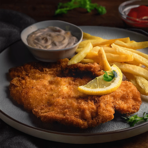 Schnitzel - Ungarische Sauce mit Pommes und Salat