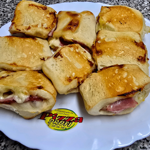 Gefüllte Pizzabrötchen mit Salami, Schinken und Käse (8 Stück)