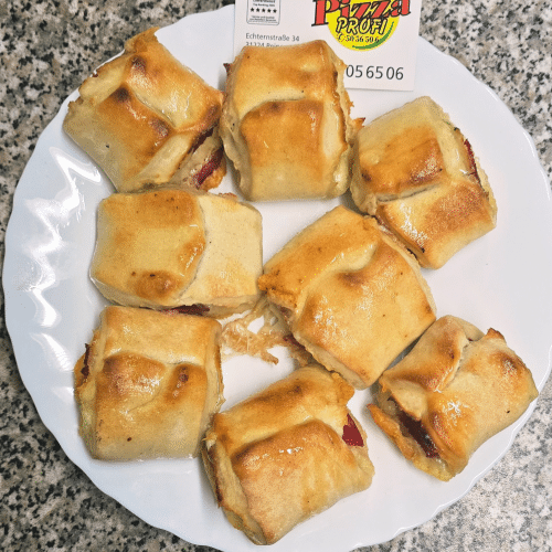 Gefüllte Pizzabrötchen mit Salami und Käse (8 Stück)