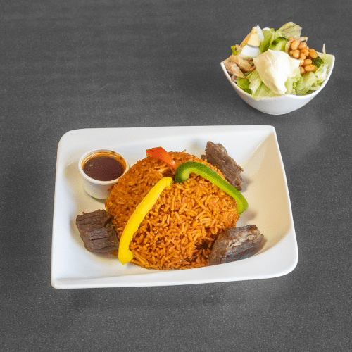 Ghanaischer Jollof mit geröstetem Ziegenfleisch und Rindfleisch